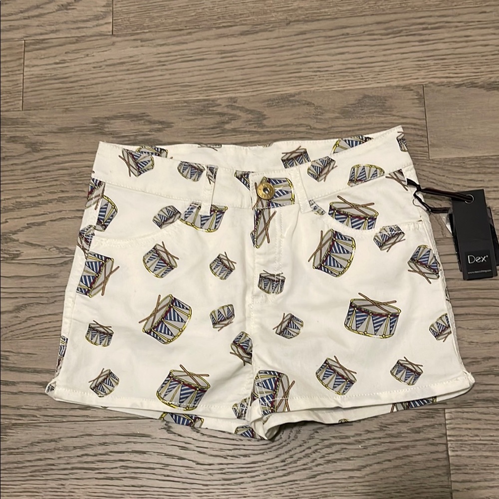 NEW. NWT. Dex Cream High Waist Shorts with Unique Design. Size 25